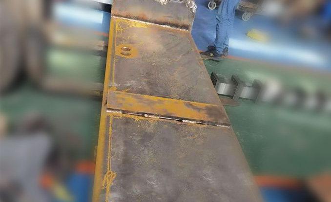 16#工字鋼加25#中板+8號鋼板三面整體鈑金，底座重達2噸，運行無抖動無雜音——棉亞雙螺桿擠出機