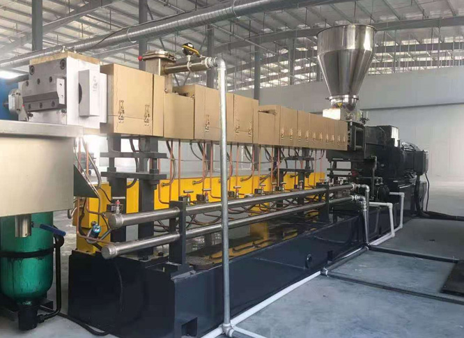 16#工字鋼加25#中板+8號鋼板三面整體鈑金，底座重達2噸，運行無抖動無雜音——棉亞雙螺桿擠出機