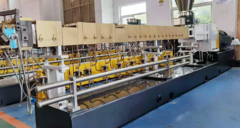 16#工字鋼加25#中板+8號(hào)鋼板三面整體鈑金，底座重達(dá)2噸，運(yùn)行無(wú)抖動(dòng)無(wú)雜音——棉亞雙螺桿擠出機(jī)